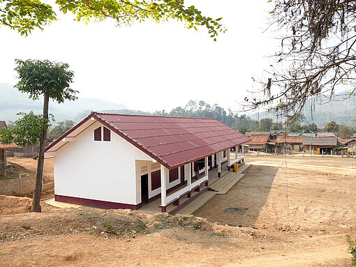 Die neue, moderne Schule in Oudomxay ersetzt das alte baufällige Holzgebäude und bietet bessere Lernbedingungen Modernes Schulgebäude aus Beton mit elektrischer Ausstattung in der Provinz Oudomxay, Laos
