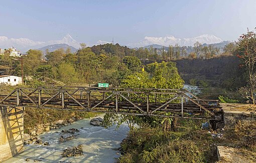 Vor der grandiosen Kulisse des Himalajas fließt der Fluss Seti durch Pokhara Berge und Flüsse in Pokhara