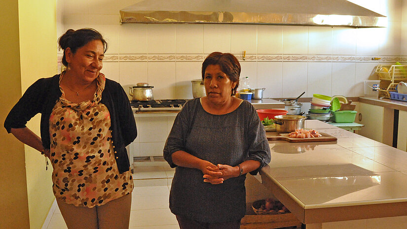 Heimleiterin Marlene Fernandez (links) und Erzieherin Sandra Viraca kümmern sich mit einer weiteren Kollegin um den Schutz der Mädchen. Heimleiterin Marlene Fernandez (links) und Erzieherin Sandra Viraca kümmern sich mit einer weiteren Kollegin um den Schutz der Mädchen.