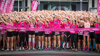Auch in Frankfurt starteten viele brombeerfarbene Läuferinnen. © Norbert Wilhelmi