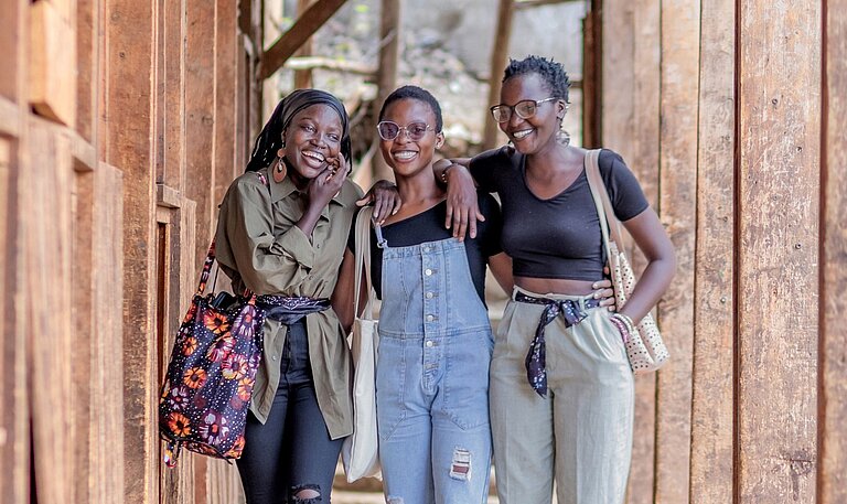 Drei Frauen aus der Kreativwerkstatt in Kenia