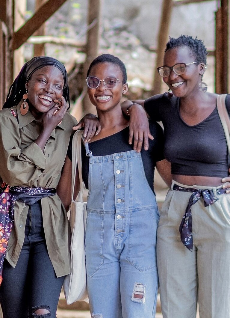 Drei Frauen aus der Kreativwerkstatt in Kenia