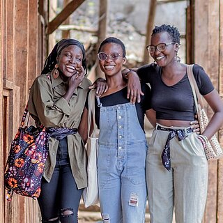 Drei Frauen aus der Kreativwerkstatt in Kenia