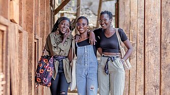 Drei Frauen aus der Kreativwerkstatt in Kenia