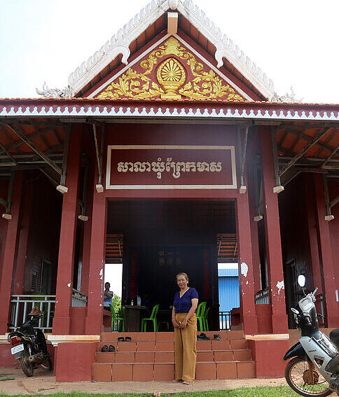 Sohen steht in Kambodscha vor den Treppen eines Verwaltungsgebäudes der Regierung