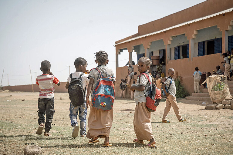 Vier Schulkinder in Mali