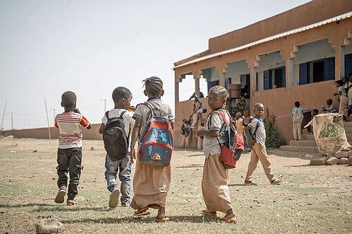 Vier Schulkinder in Mali