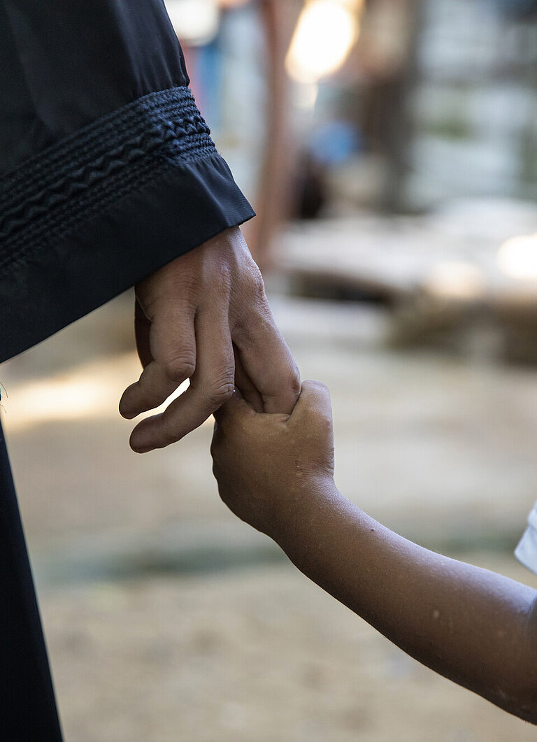 Nahaufnahme von den Händen einer Mutter mit Sohn