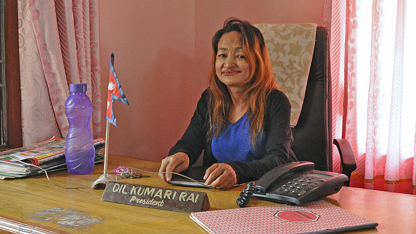 Die gehbehinderte Präsidentin der NCDWS, Dilkumari Rai. © Plan / Marc Tornow Die gehbehinderte Präsidentin der NCDWS, Dilkumari Rai. © Plan / Marc Tornow