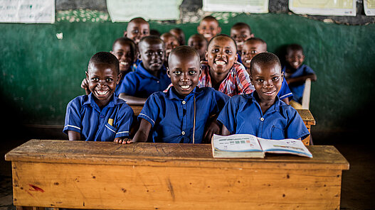 Schultische für neue Klassenzimmer in Uganda
