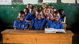 Schultische für neue Klassenzimmer in Uganda