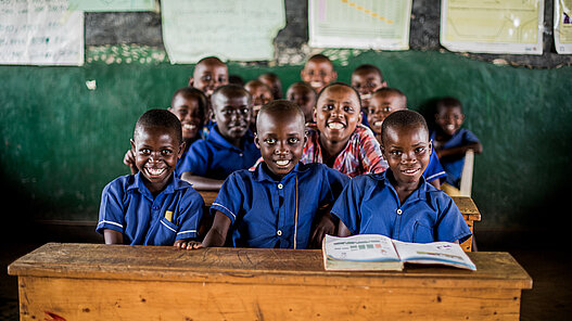 Schultische für neue Klassenzimmer in Uganda