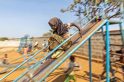 Blick auf einen Spielplatz mit Rutsche