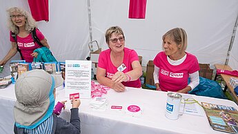 Gut informiert: Eine ehrenamtliche Aktionsgruppe betreute den Because I am a Girl-Infostand. © Norbert Wilhelmi