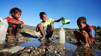 Der Zugang zu Wasser ist für viele Mädchen und Jungen weltweit beschwerlich, wie für diese Kinder in Timor Leste. © Plan/Richard Wainwright