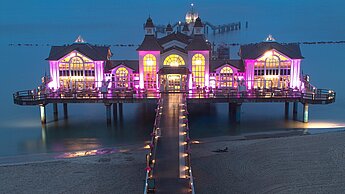 Auch die Seebrücke Sellin auf Rügen leuchtete am 11. Oktober pink