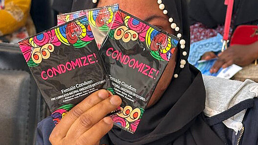 Frau hält Kondome in ihrer Hand