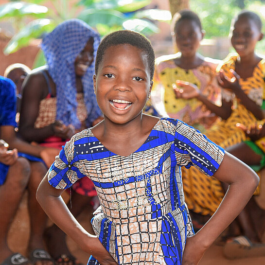 Anne tanzt im Kreis ihrer Gemeinde