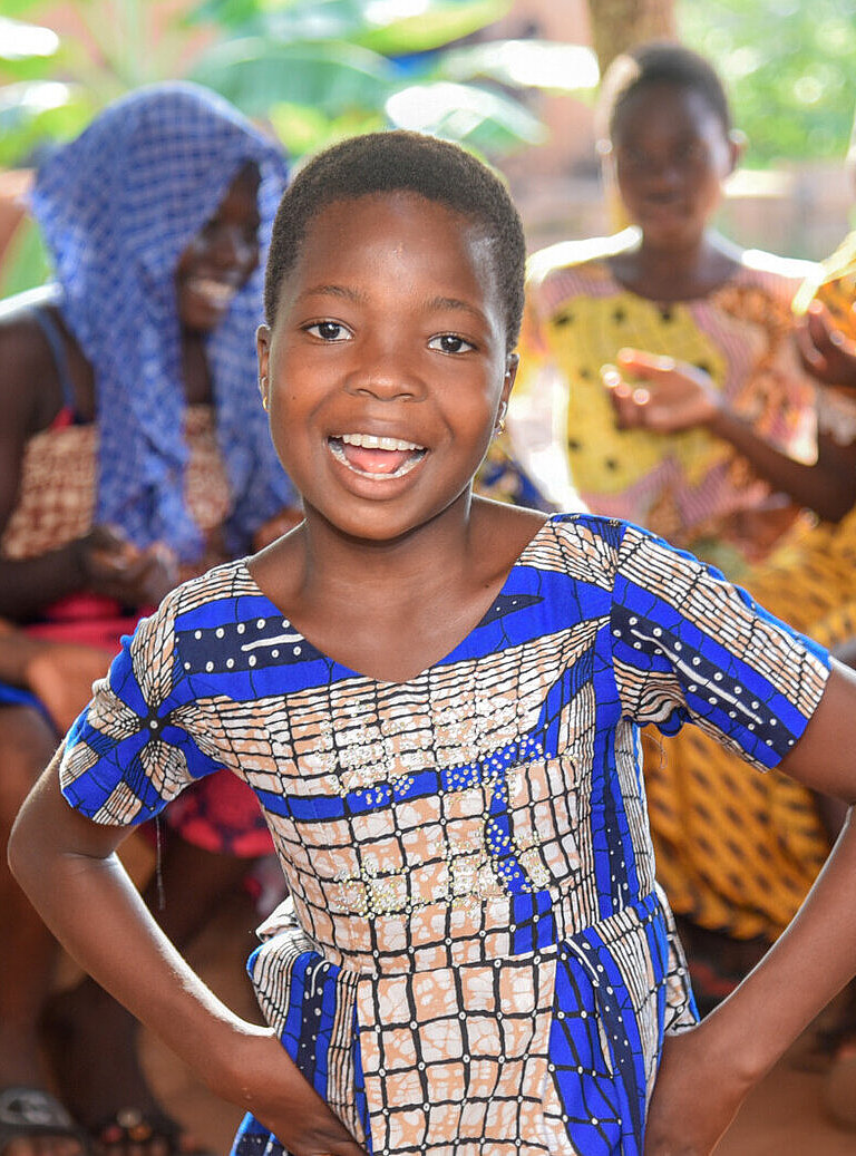 Anne tanzt im Kreis ihrer Gemeinde