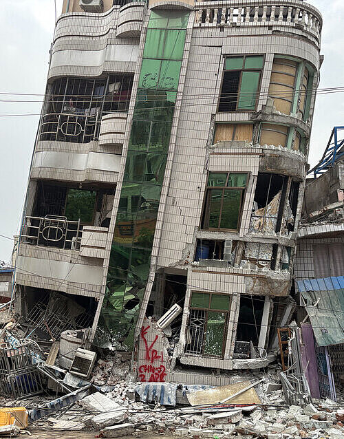 Zerstörtes Haus in Mandalay kurz vor dem Einsturz Zerstörtes, schiefes Haus nach Erdbeben