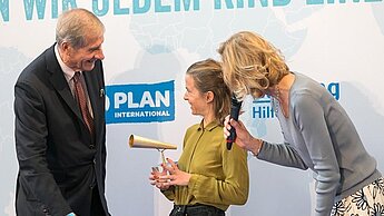 Ulrich Wickert überreichte Linda Tutmann den Preis Deutschland / Österreich. © Michael Fahrig