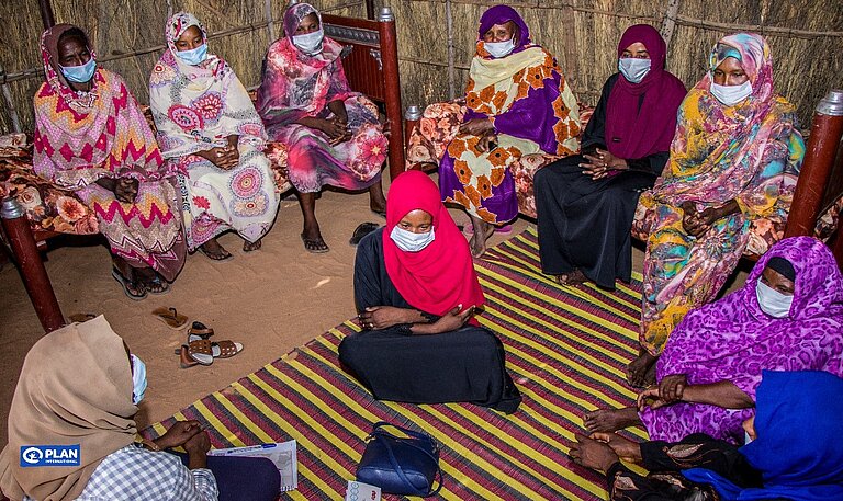 Gruppendiskussion zwischen Frauen mit Gesichtsmasken