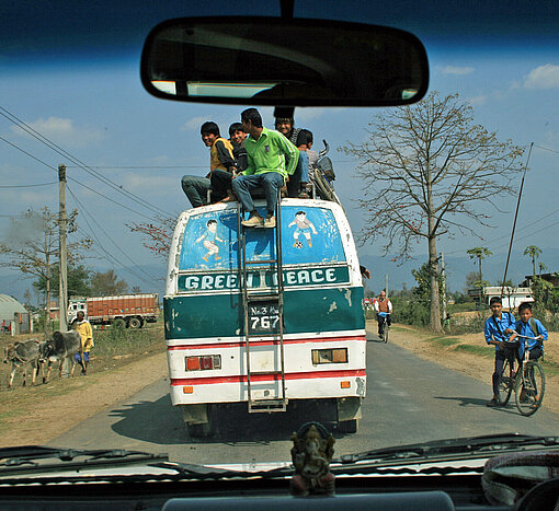 Überlandfahrten in Nepal dauern ihre Zeit – und sind zuweilen abenteuerlich Überlandfahrten in Nepal dauern ihre Zeit – und sind zuweilen abenteuerlich