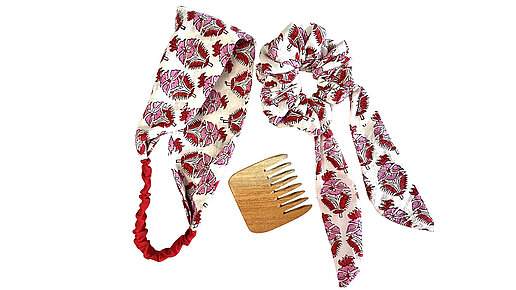 Gemustertes Haargummi, Haarband und Kamm.