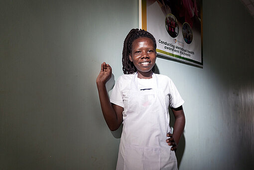 Mädchen in Fabrik für Menstruationsprodukte