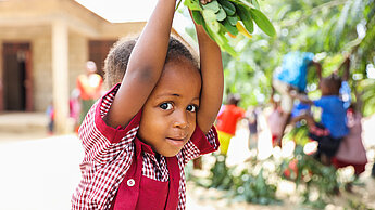 Wir von Plan International setzen uns für Kinder in Afrika ein und fördern beispielsweise in Tansania den Bau von Gesundheitszentren.