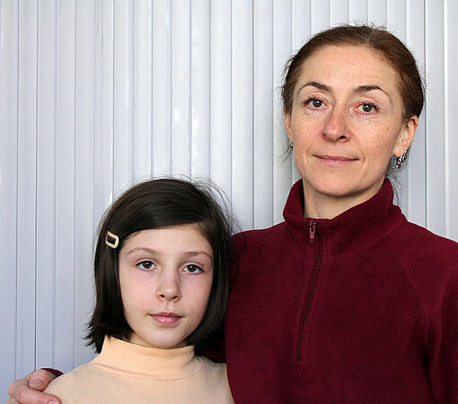 Helga zusammen mit ihrer Mutter Natalia Mutter und Tochter stehen schüchtern lächelnd nebeneinander