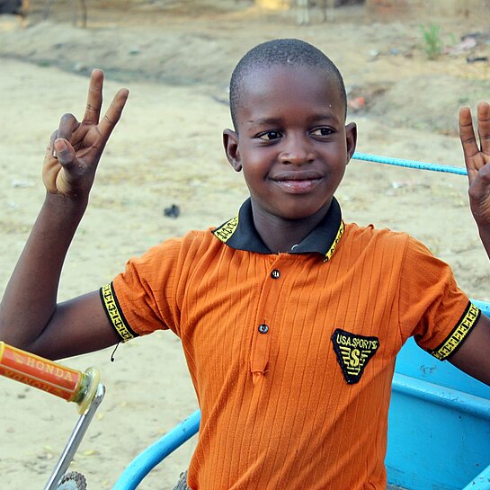 Ibrahim im Dreirad-Rollstuhl