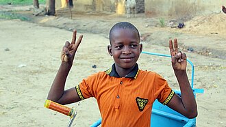 Ibrahim im Dreirad-Rollstuhl