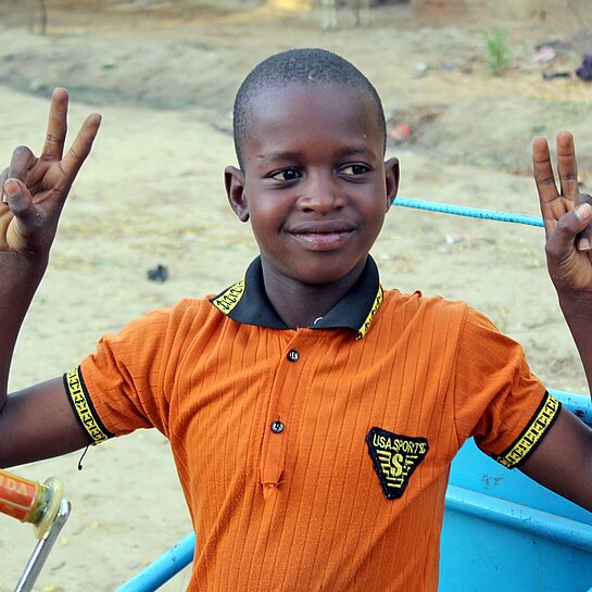 Ibrahim im Dreirad-Rollstuhl