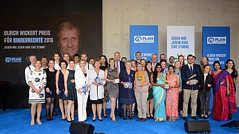 Abschlussfoto beim Ulrich Wickert Preis für Kinderrechte im Jahr 2016. © Plan / Alexander Schumann