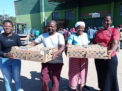 Menschen halten Kartons für die Hühnerzucht