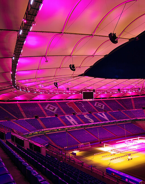 Das Volksparkstadion erstrahlt in Pink Tribünen eines pink erleuchteten Fußballstadions