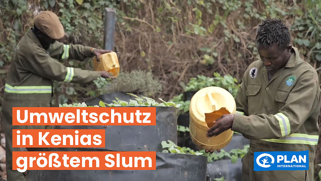 Zwei Männer Wässern Pflanzen. Daneben der Schriftzug "Umweltschutz in Kenias größtem Slum"