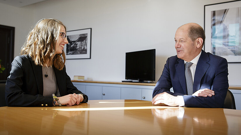 Celina Kühl konnte symbolisch die Geschäfte des Bundesfinanzministers und Vizekanzlers Olaf Scholz übernehmen. © Inga Kjer/Photothek