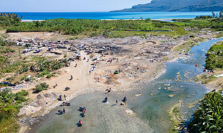 Eine Luftaufnahme von einem Fischerdorf in Haiti