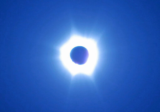 Perfektes Erlebnis: totale Sonnenfinsternis über Timor-Leste Eine Sonnenfinsternis