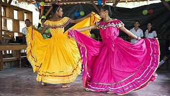 Tanzende Mädchen in traditionellen Kleidern