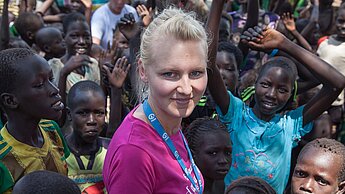 Pia Schmalhaus mit Kindern in Äthopien © B. Röttger/Plan