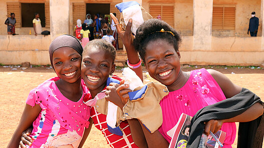 Binden für Schülerinnen in Ghana