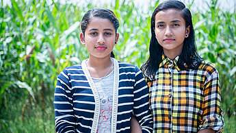 Junge Menschen wie Sabina und Sarita fordern Maßnahmen, damit Mädchen und Frauen über die Risiken und Gefahren des Menschenhandels Bescheid wissen. Junge Menschen wie Sabina und Sarita fordern Maßnahmen, damit Mädchen und Frauen über die Risiken und Gefahren des Menschenhandels Bescheid wissen.