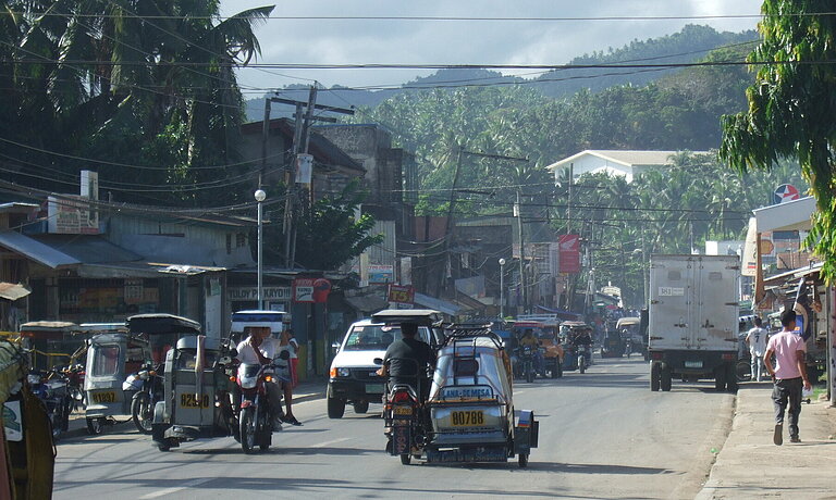 Dreirädrige Motorrikschas - traysikel genannt - sind in den Philippinen günstige Transportmittel