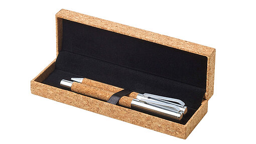 Schreib-Set aus Kork Kork-Etui aufgeklappt, innen schwarz. Die beiden Stifte sind aus Kork und silberfarbenden Metall.