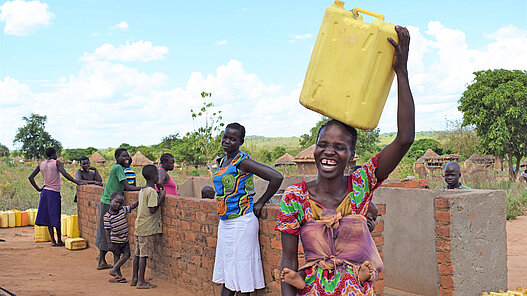 Mit dem Geschenk "Instandhaltung von Brunnen in Ghana" stellen wir die Wasserversorgung in 36 Gemeinden sicher.