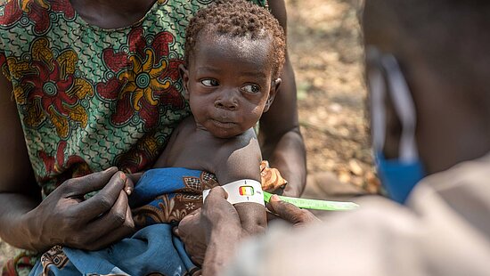 Wir klären Familien über den richtigen Umgang mit Kinderkrankheiten auf. 