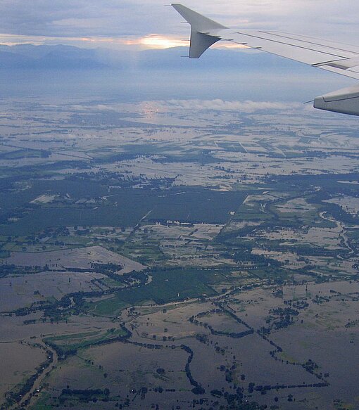 Beim Anflug auf Guayaquil sind die schneebedeckten Anden in Sicht Blick aus einem Flugzeug